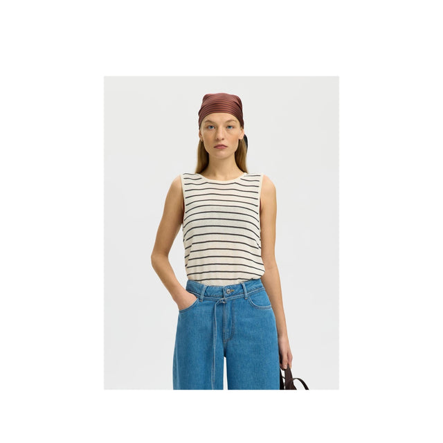 Sort striktop fra Selected Women - model foran