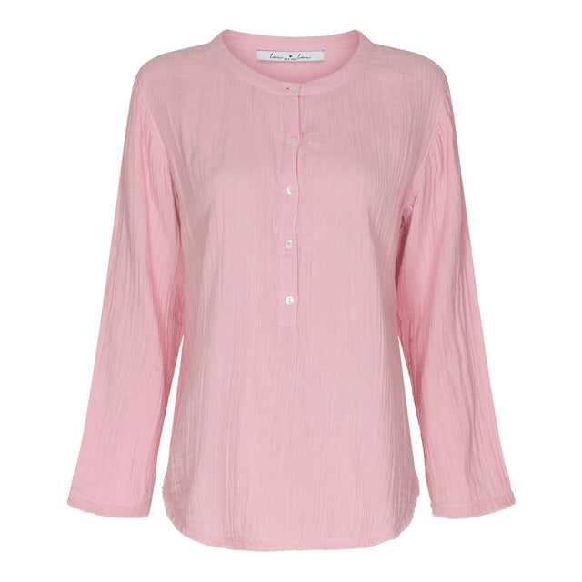 Lou Lou Skjorte Paja Shirt Fin sommerskjorte i bomuld fra Lou Lou. Skjorten har en klassisk fit med stolpelukning, lange ærmer og rund hals. Materiale: 100 % Bomuld Stylenummer: 2121