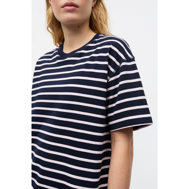 Kulla t-shirt i stribet navy farve fra envii - detalje